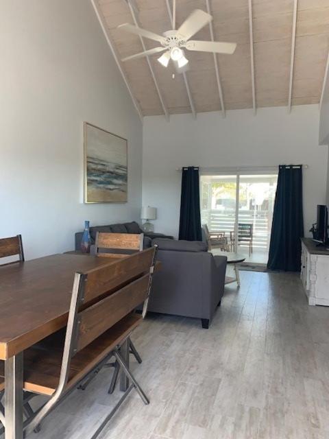Отель Grace Bay Place Экстерьер фото